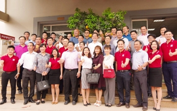 Distributor Thanh Long visited and wished to celebrate the plant HOAN MY